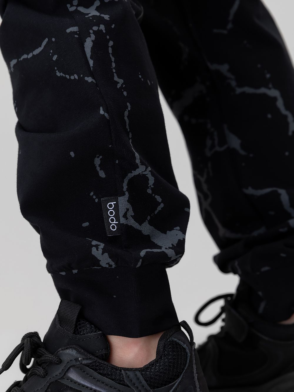 Костюм с футболкой с набивкой - фото 6