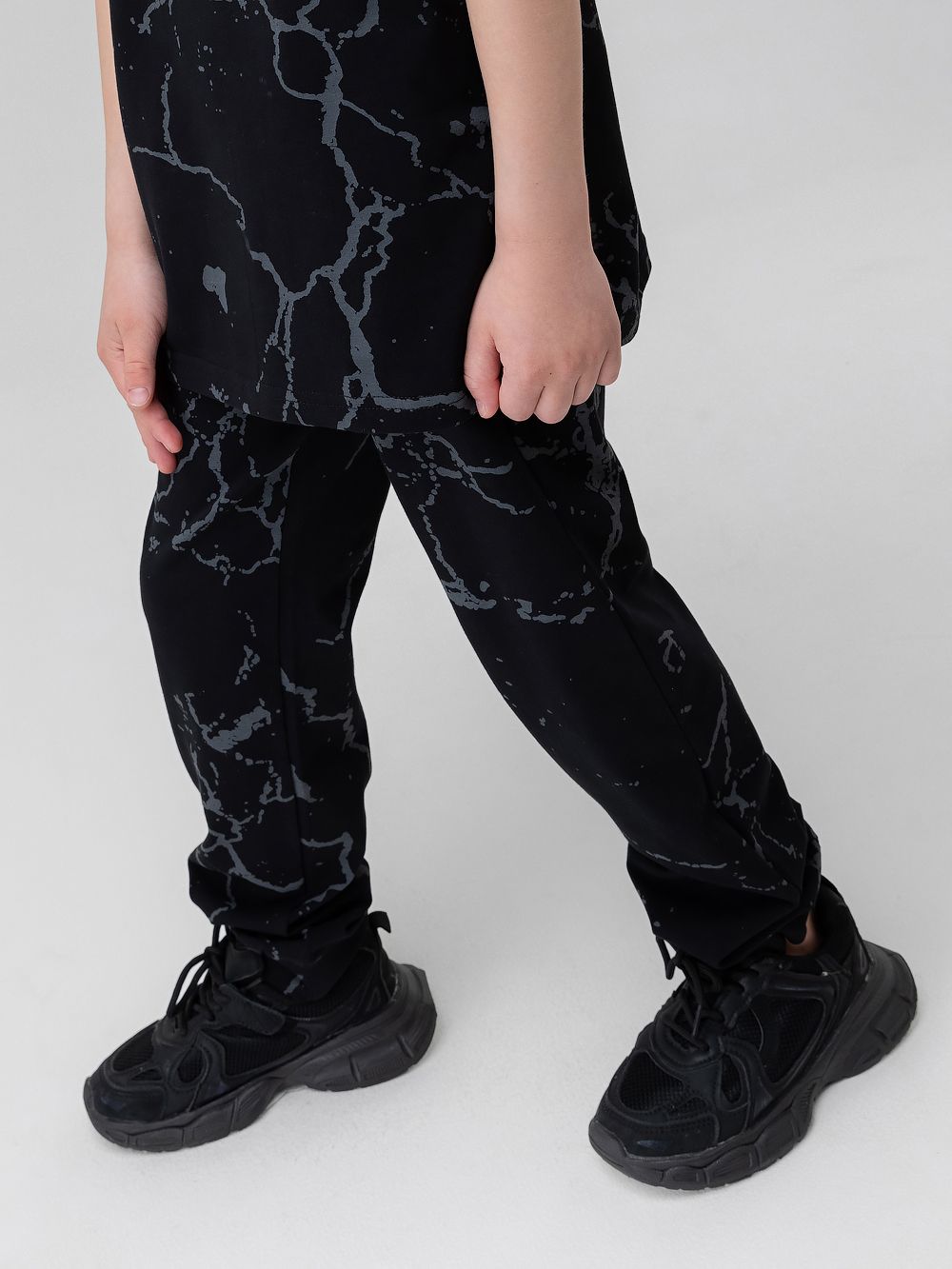 Костюм с футболкой с набивкой - фото 9