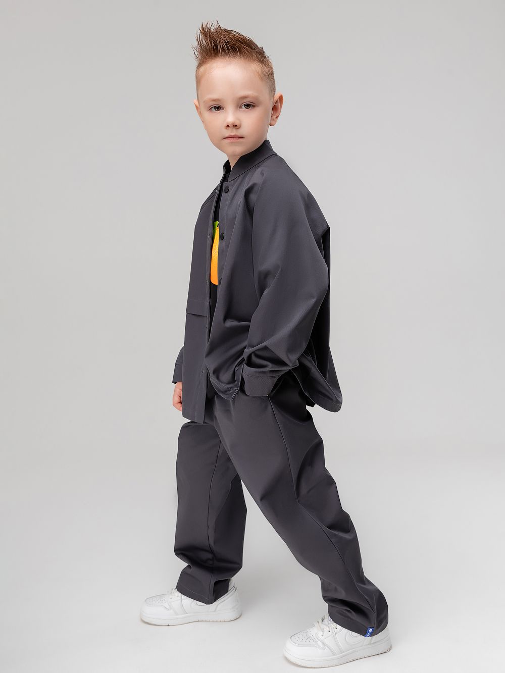 Костюм с рубашкой на кнопках - фото 9