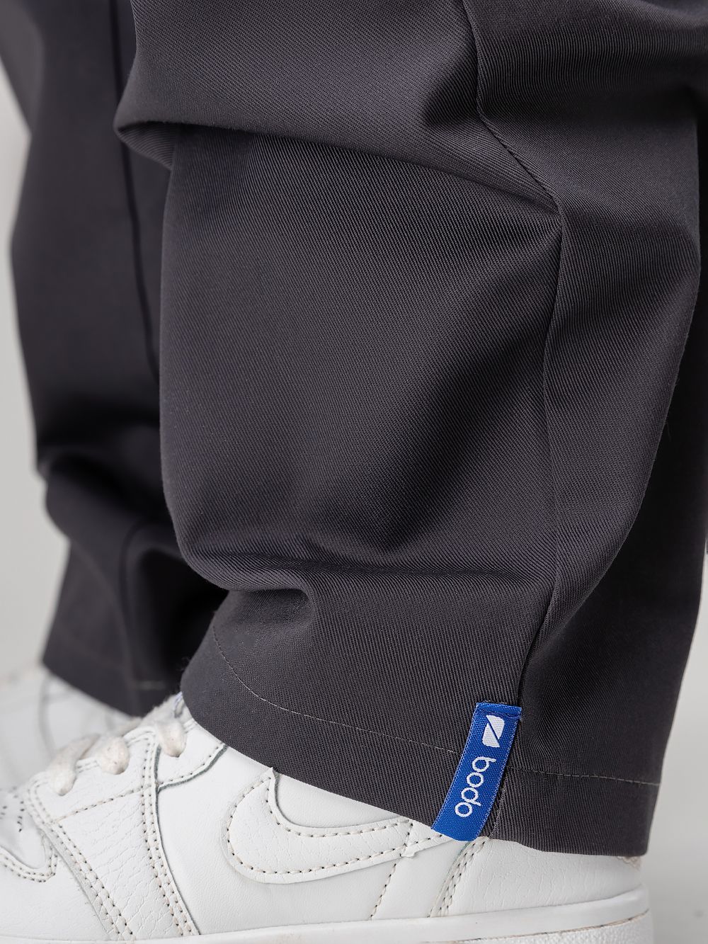 Костюм с рубашкой на кнопках - фото 11