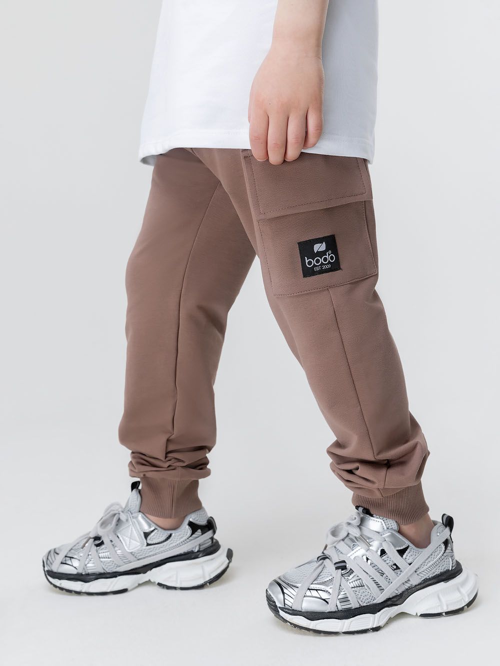 Брюки - джоггеры с карманами - фото 4