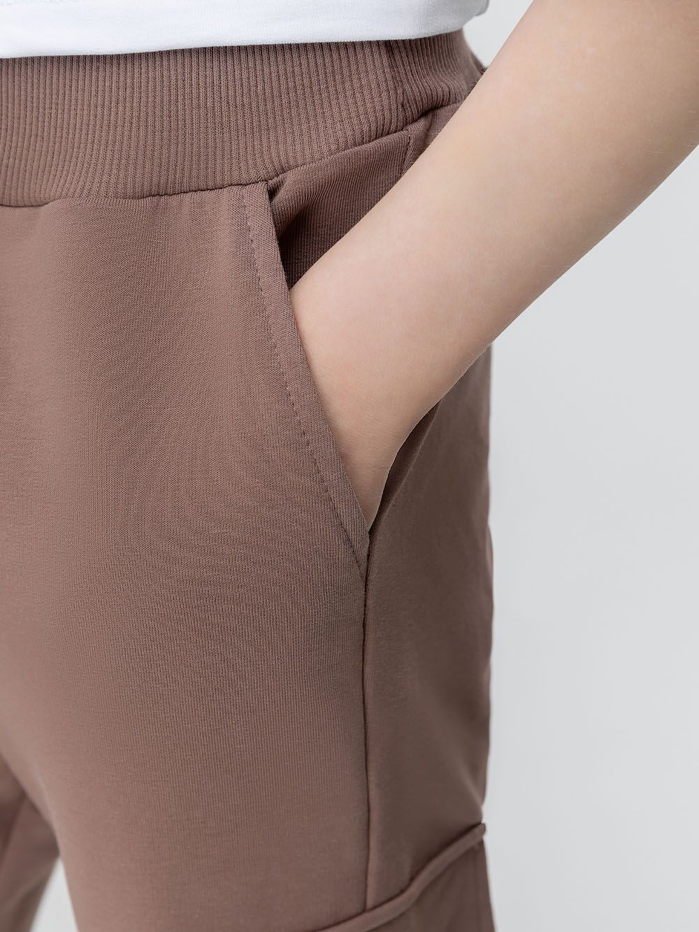 Брюки - джоггеры с карманами - фото 5