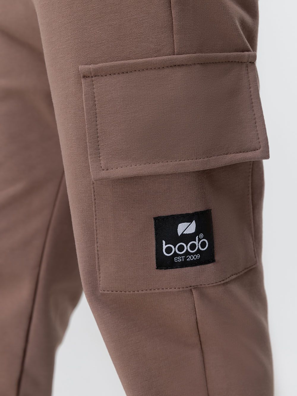 Брюки - джоггеры с карманами - фото 6