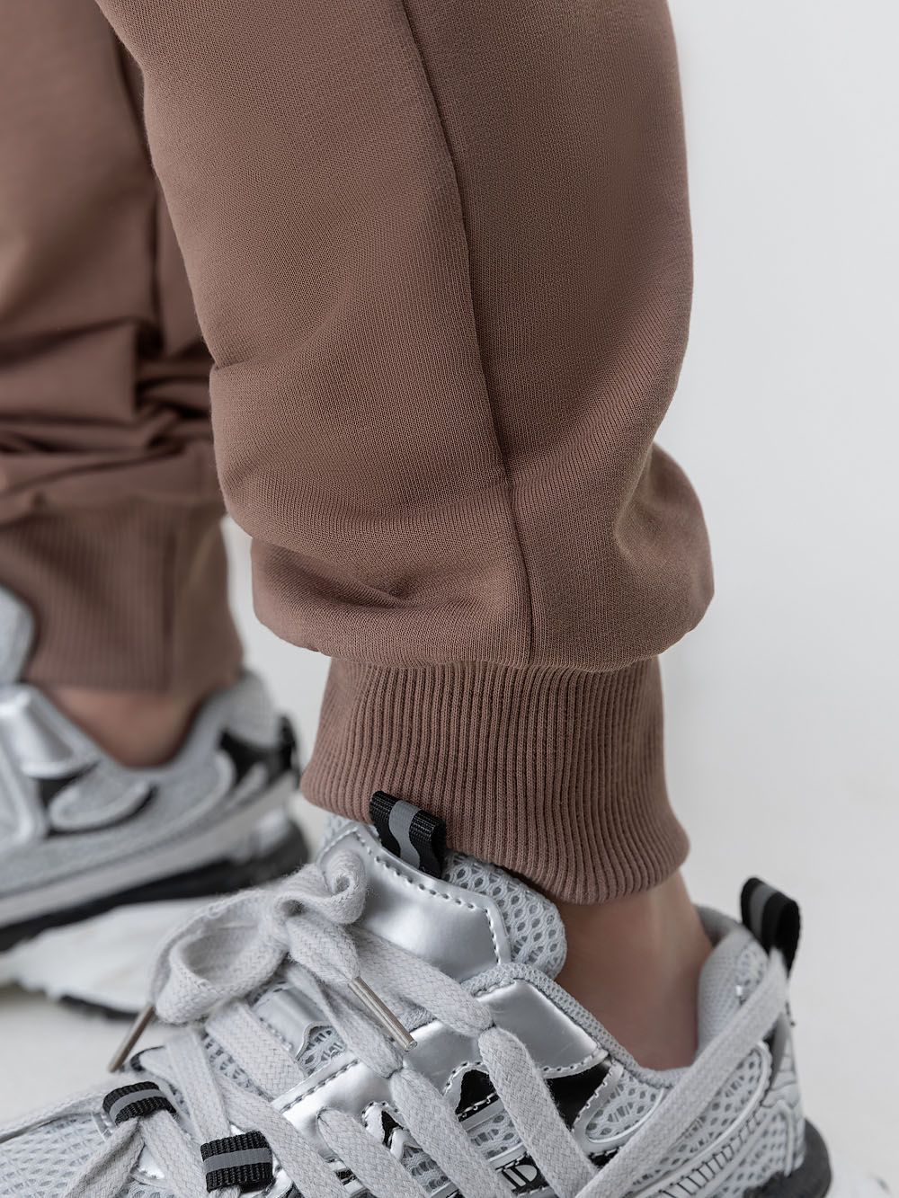 Брюки - джоггеры с карманами - фото 7