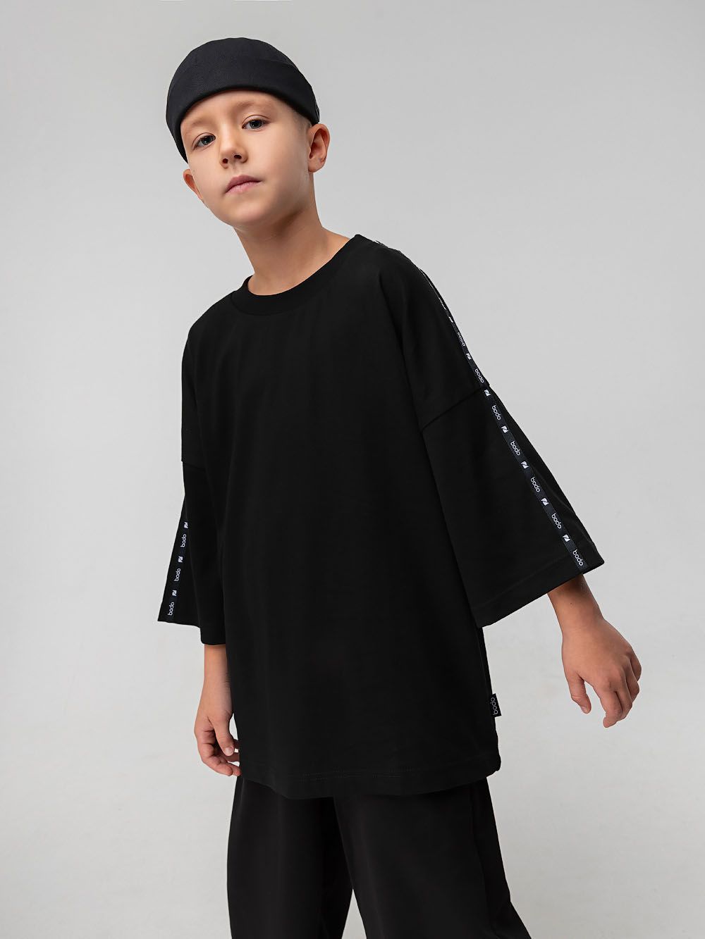 Футболка с лентой на рукавах - фото 1