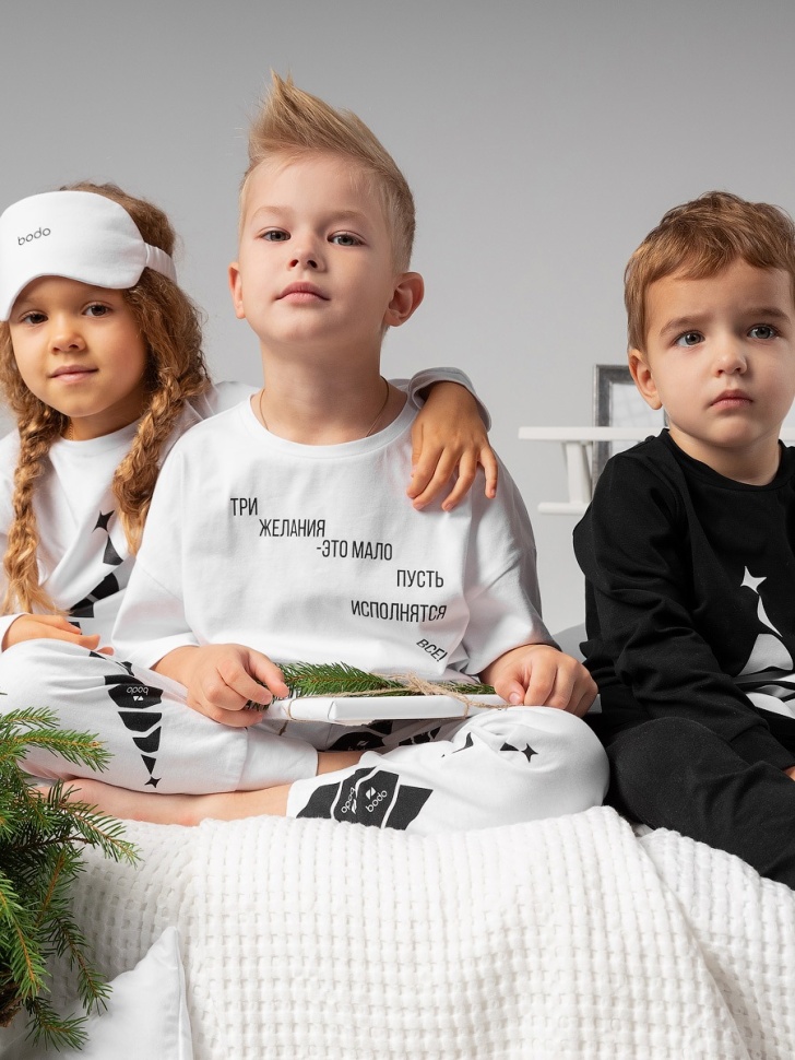 Магазин военной одежды костанай. Синяя парка дэвид. Одежда костанай. Баймагамбетова 178 костанай. Парные одежды.