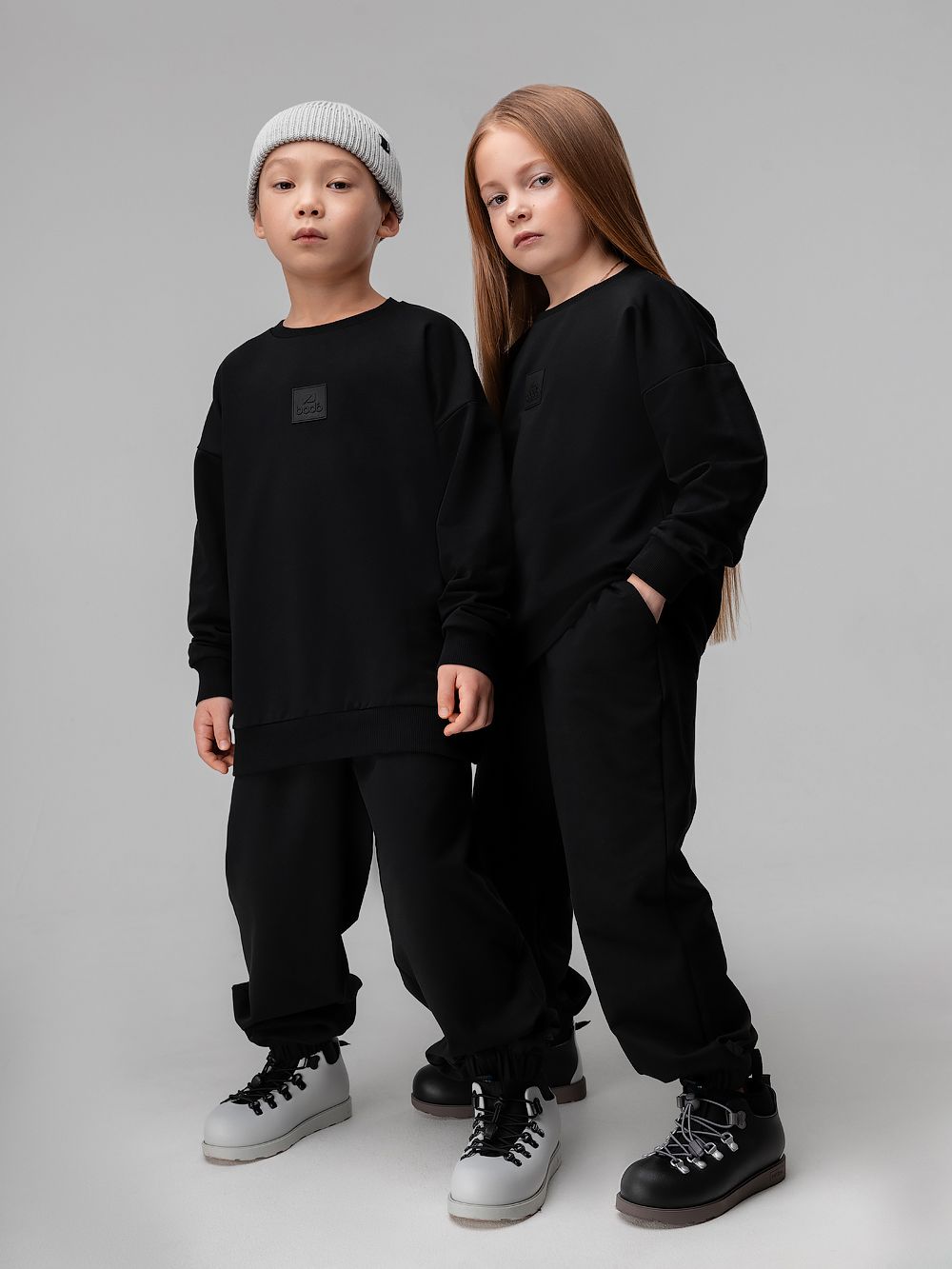 Костюм с нашивкой - фото 1