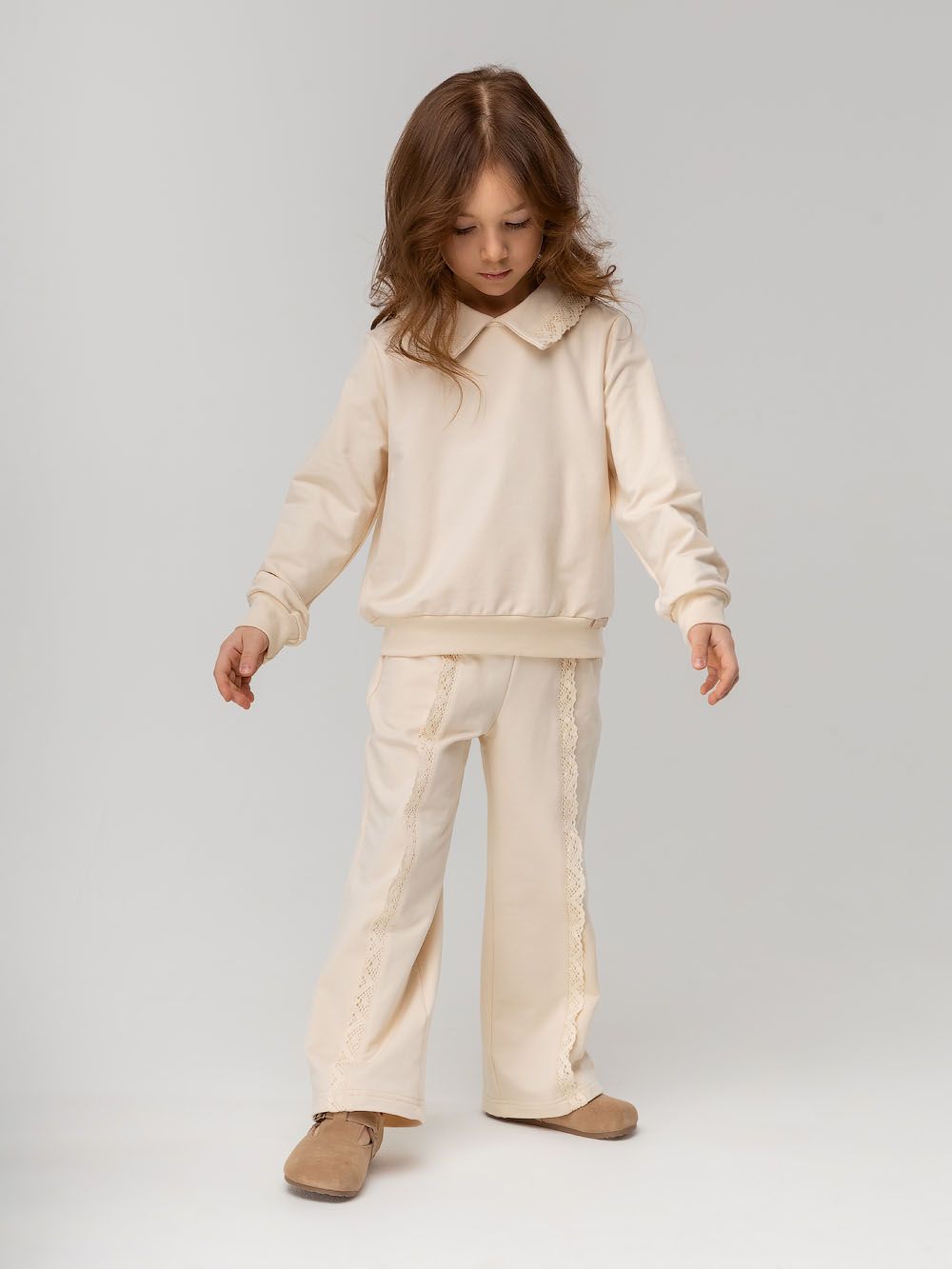 Костюм с декоративным кружевом - фото 1