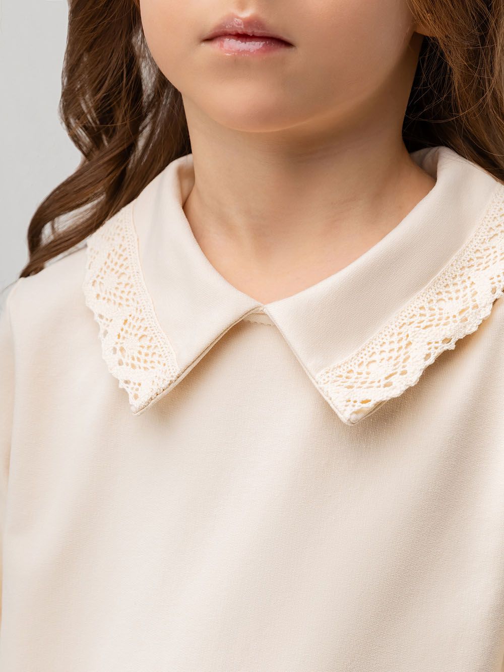 Костюм с декоративным кружевом - фото 3