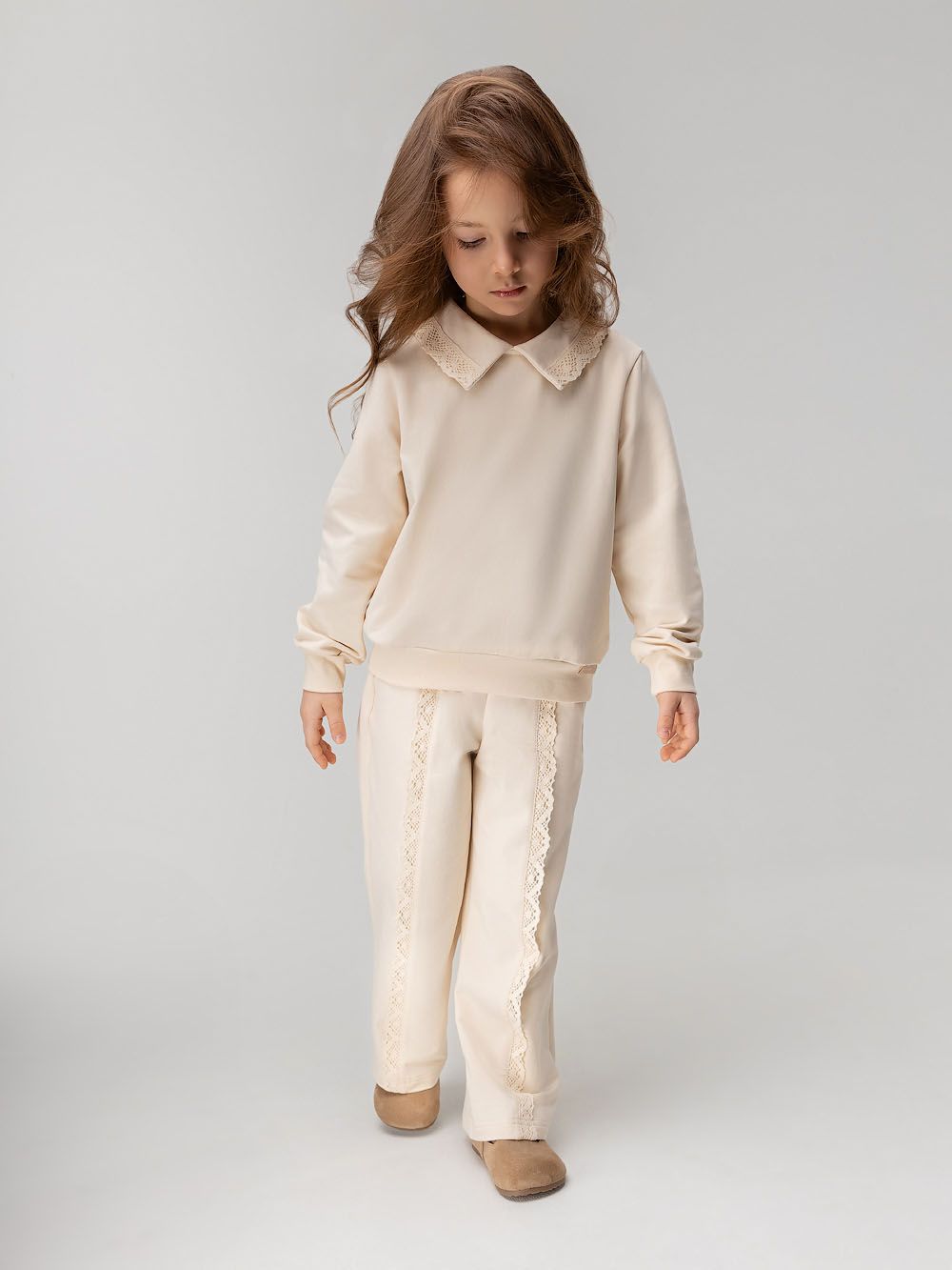 Костюм с декоративным кружевом - фото 4