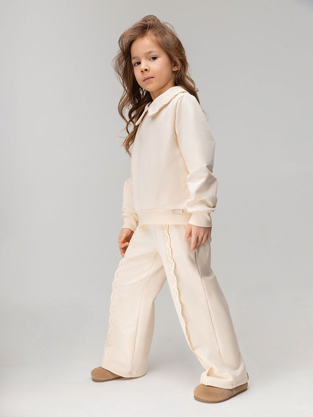 Костюм с декоративным кружевом - фото 2