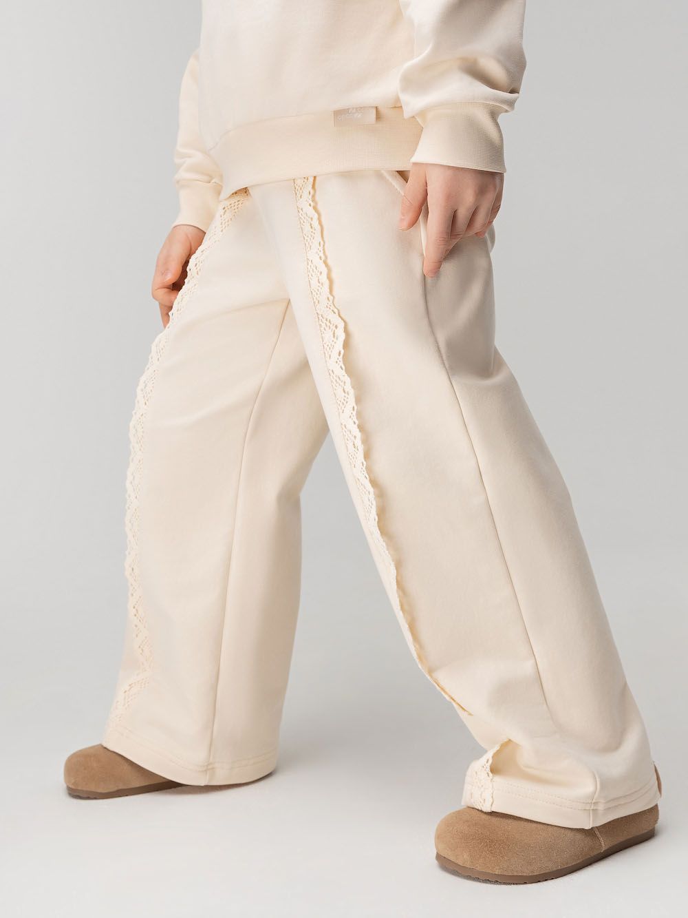 Костюм с декоративным кружевом - фото 5