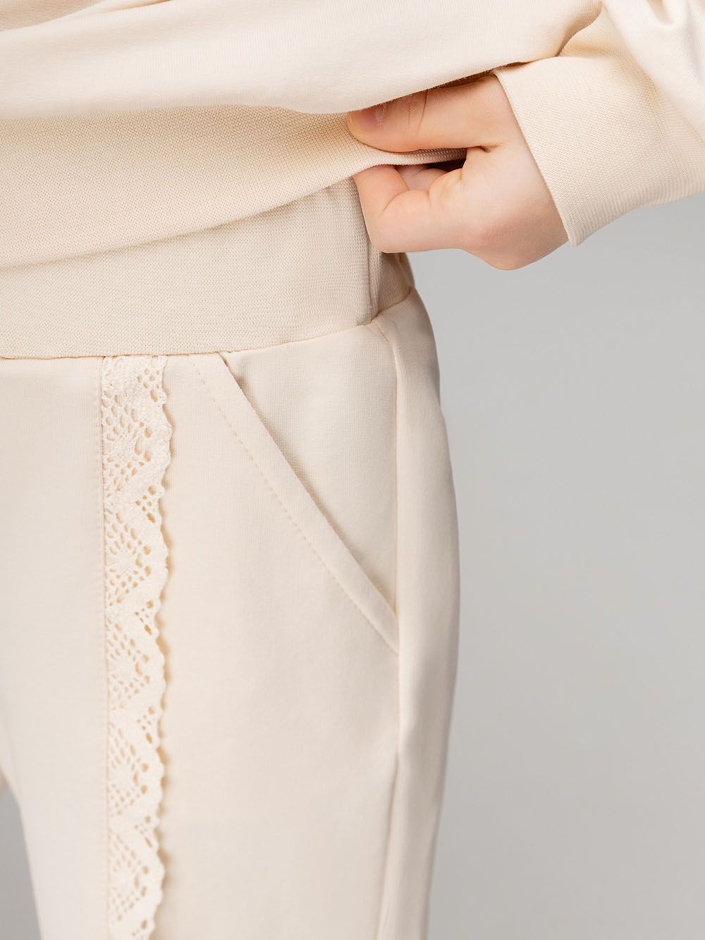 Костюм с декоративным кружевом - фото 6