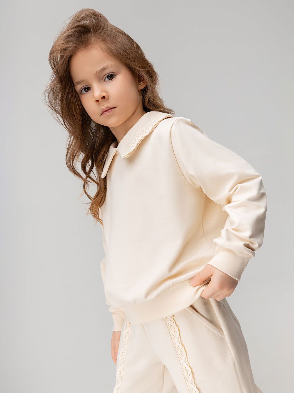 Костюм с декоративным кружевом - фото 7