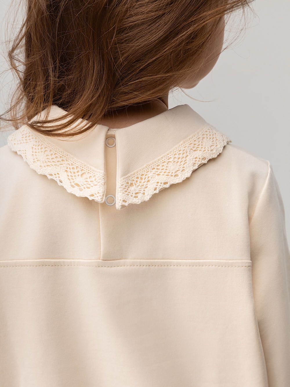 Костюм с декоративным кружевом - фото 10