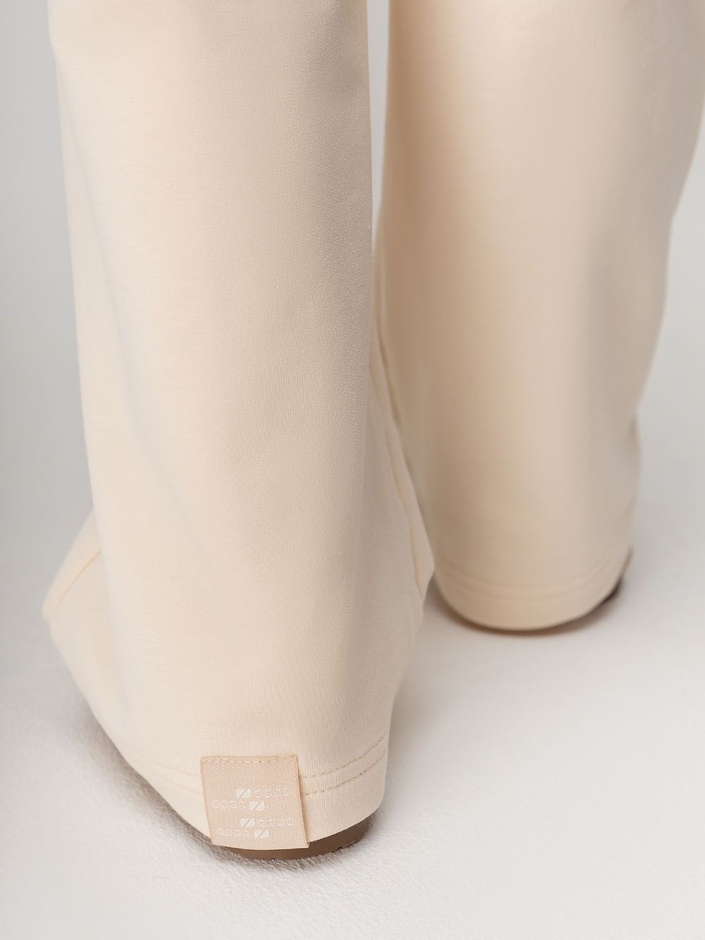 Костюм с декоративным кружевом - фото 11