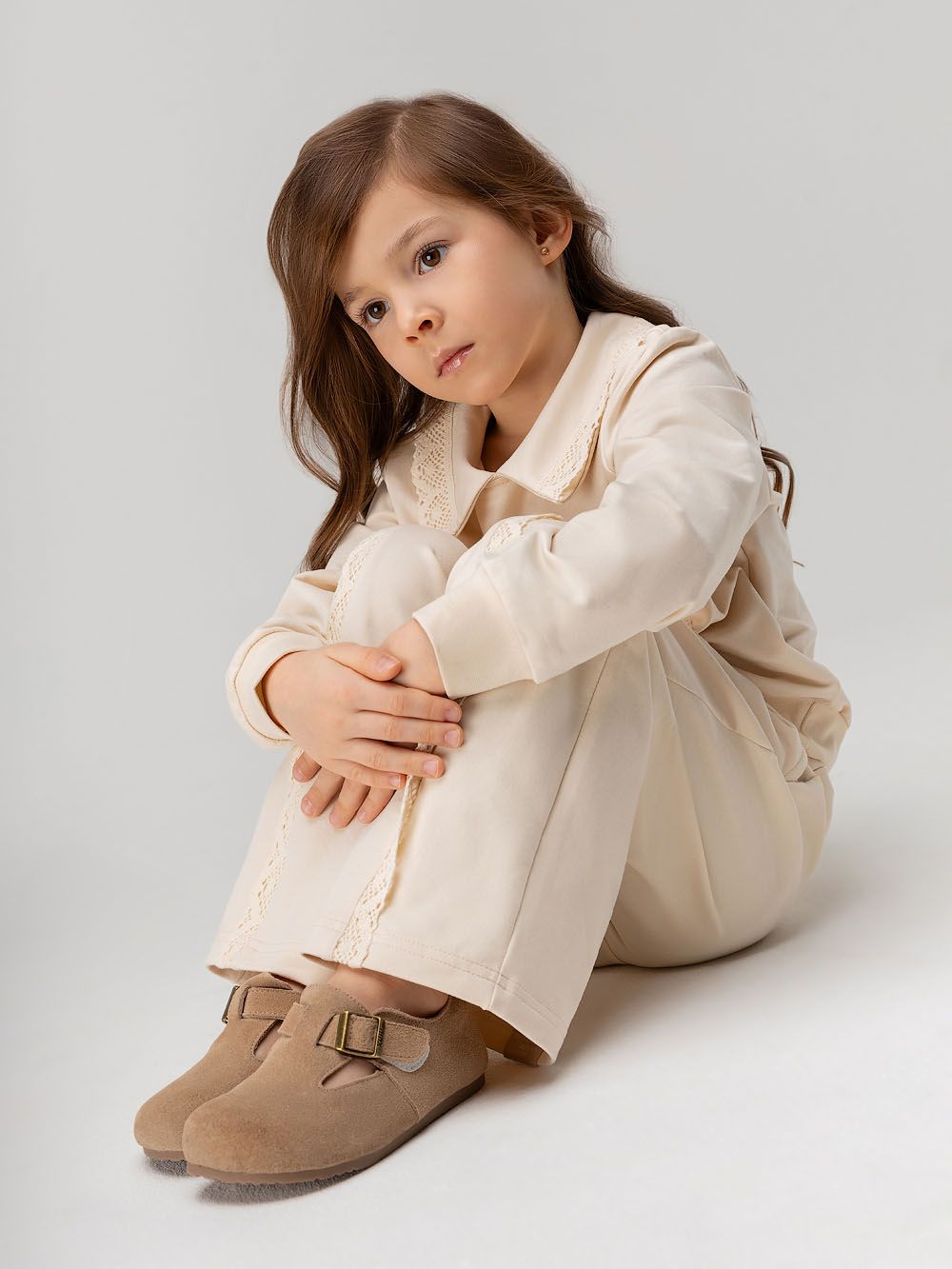 Костюм с декоративным кружевом - фото 12